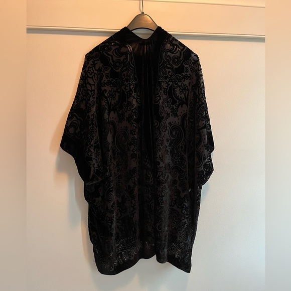 Urban Outfitters Black Kimono Shawl NWOT - Picture 2 of 15